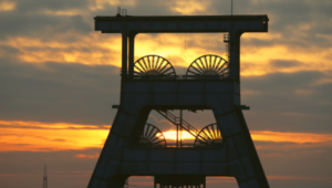 Das Ruhrgebiet. Ein Förderturm vor einem Sonnenuntergang.